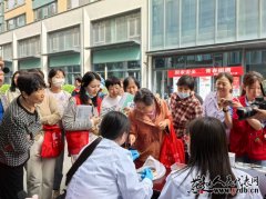 将食物送到居平易近身边